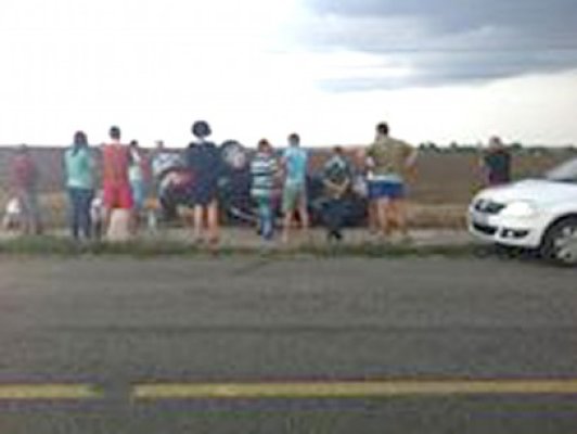 Accident cu trei victime, pe DN 22: maşina în care se afla un oficial polonez s-a răsturnat